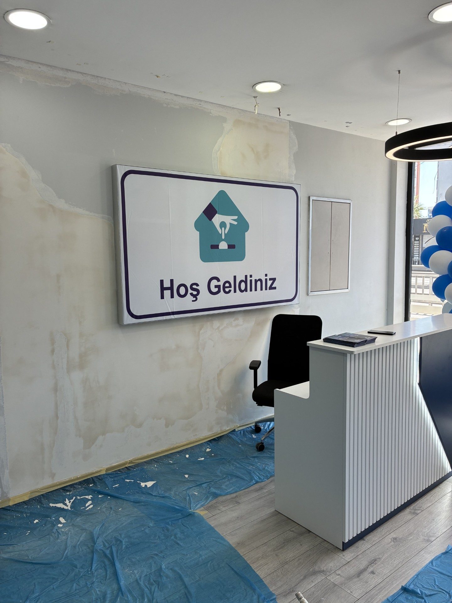 Gökalp Dekorasyon tarafından yenilenen bir ofis girişi